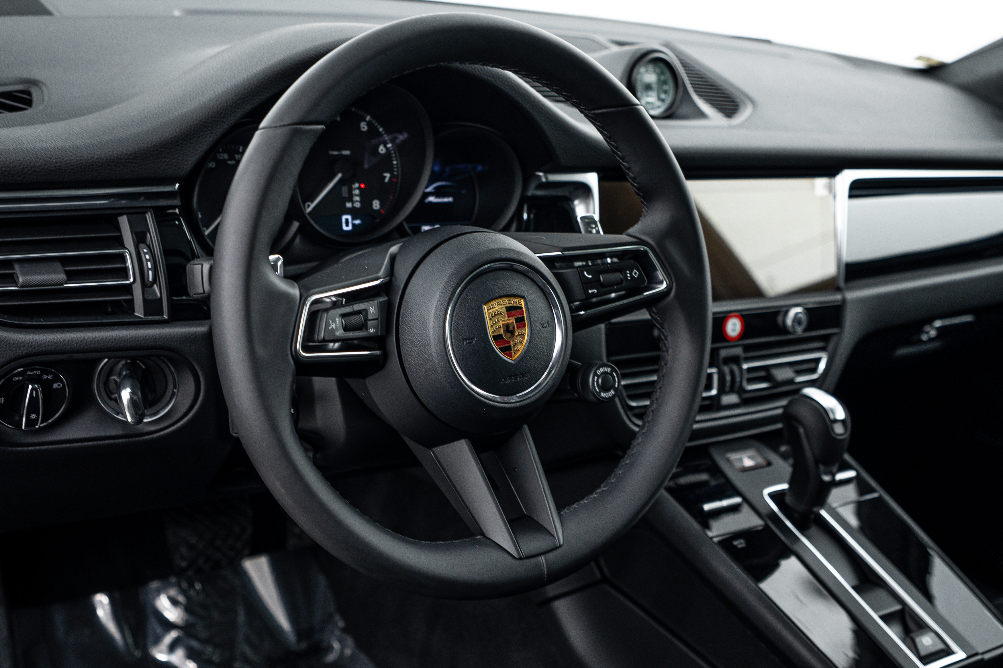 Certified 2026 Porsche Macan image 17