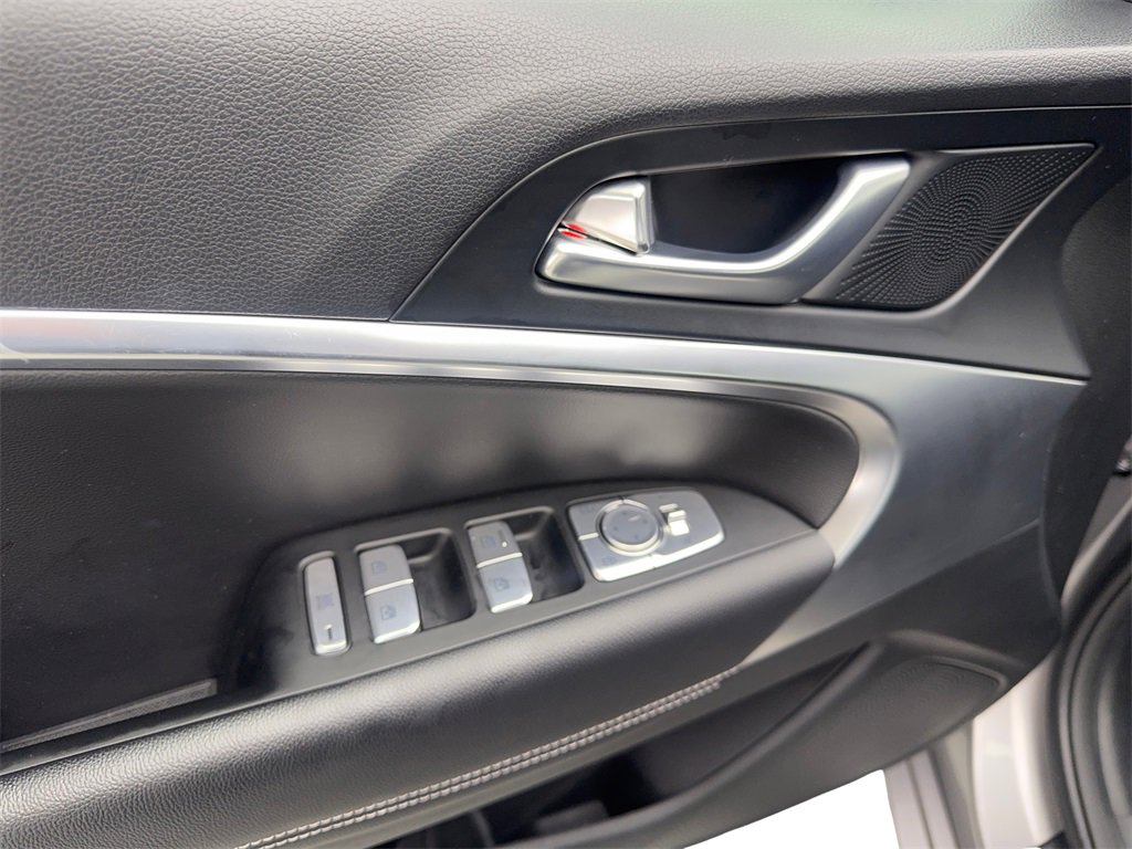 Used 2025 Genesis G70 2.5T image 32