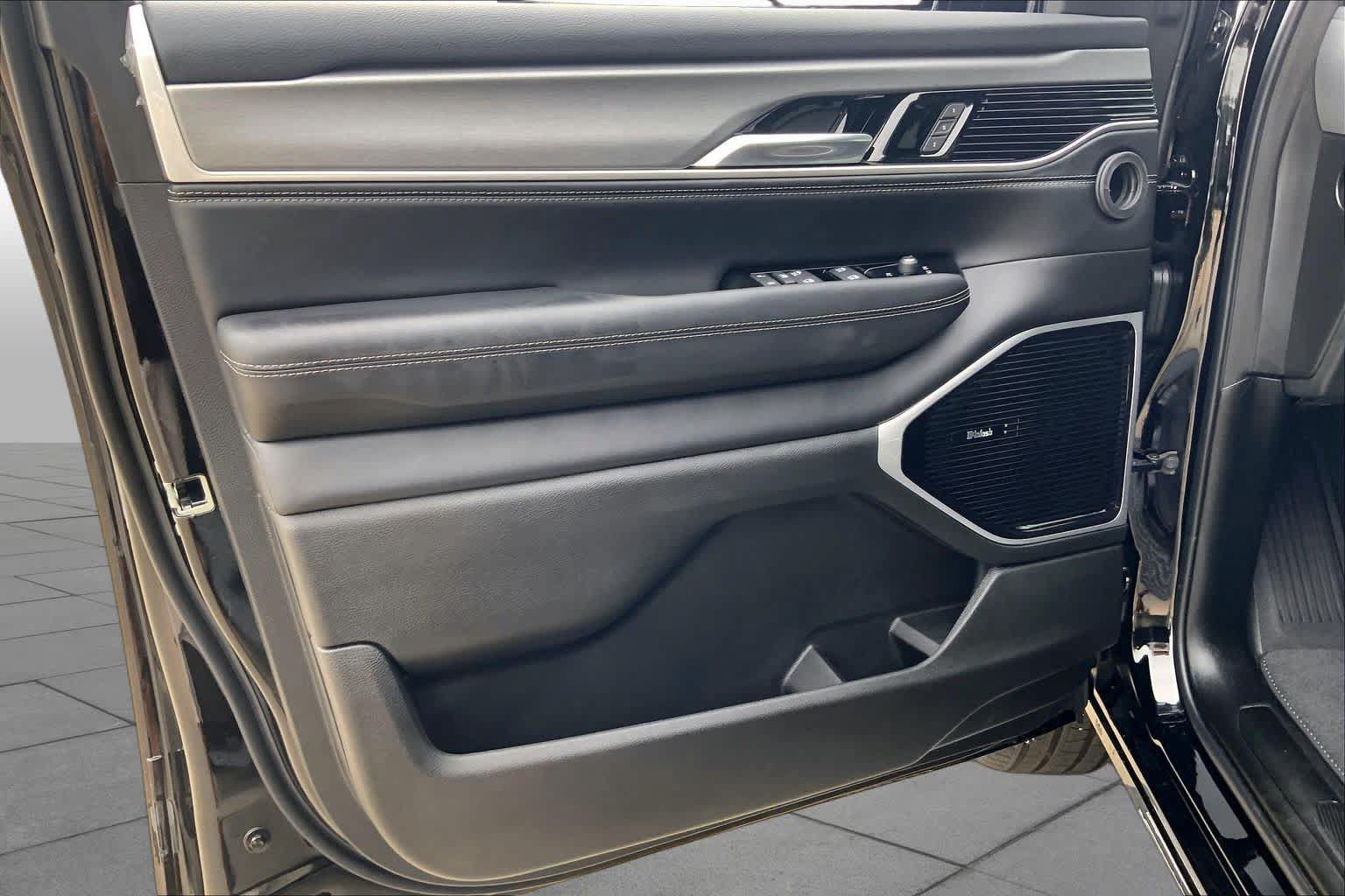 New 2026 Jeep Grand Wagoneer L Limited AWD/4WD image 10