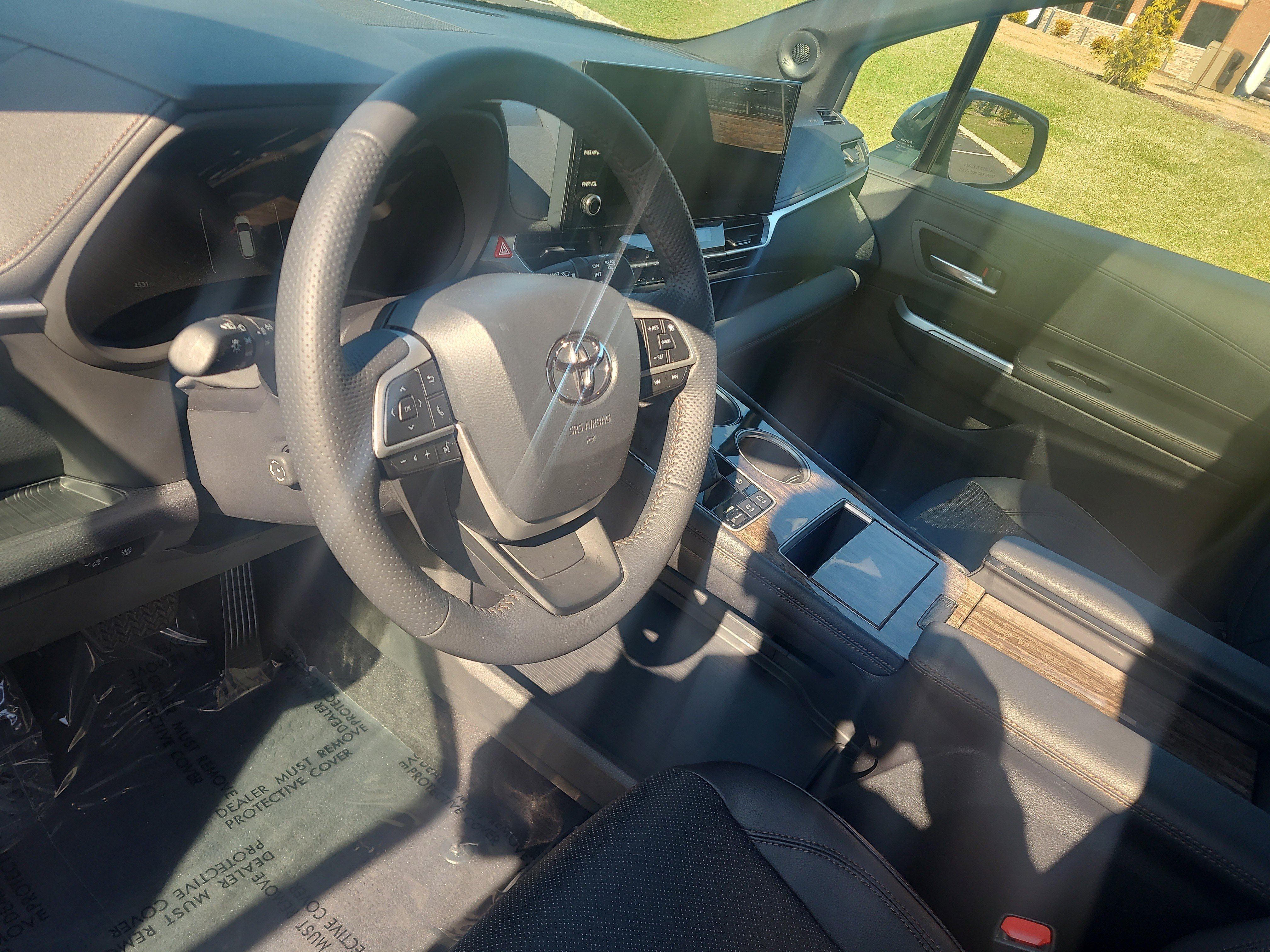 Used 2025 Toyota Sienna Limited image 16