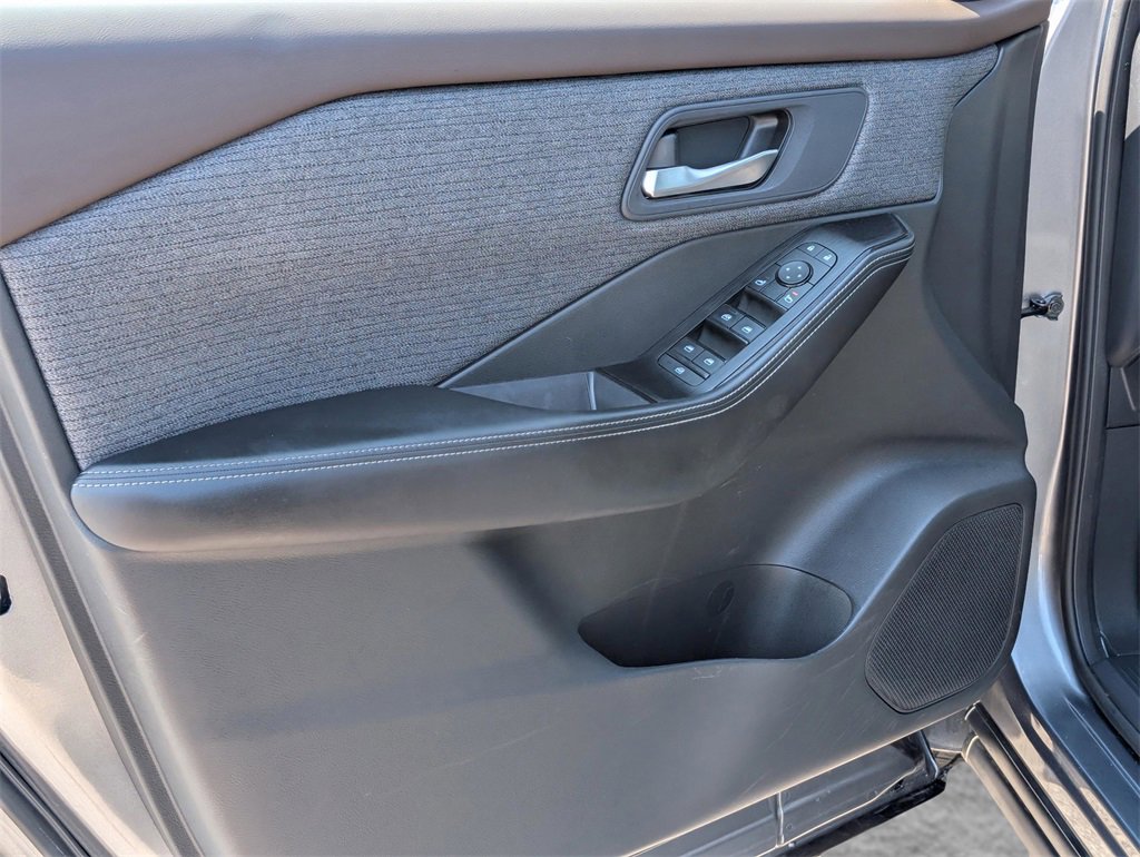 Used 2022 Nissan Rogue SV image 14