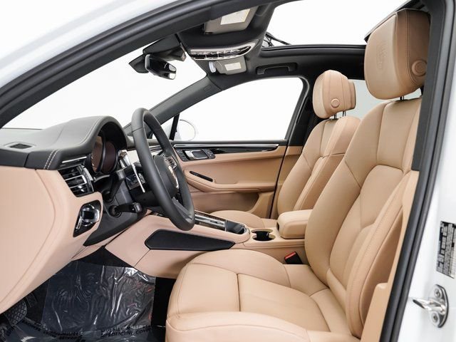 Certified 2025 Porsche Macan image 6