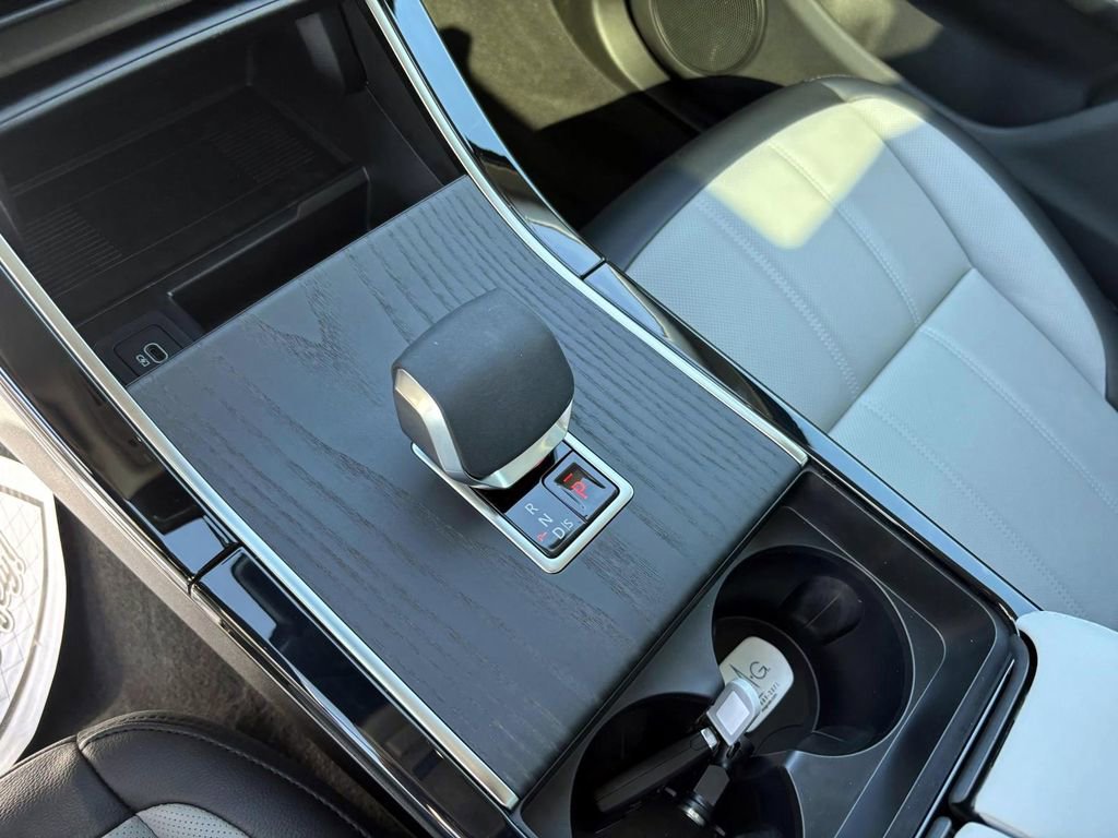 Certified 2025 Land Rover Range Rover Evoque Dynamic SE image 18