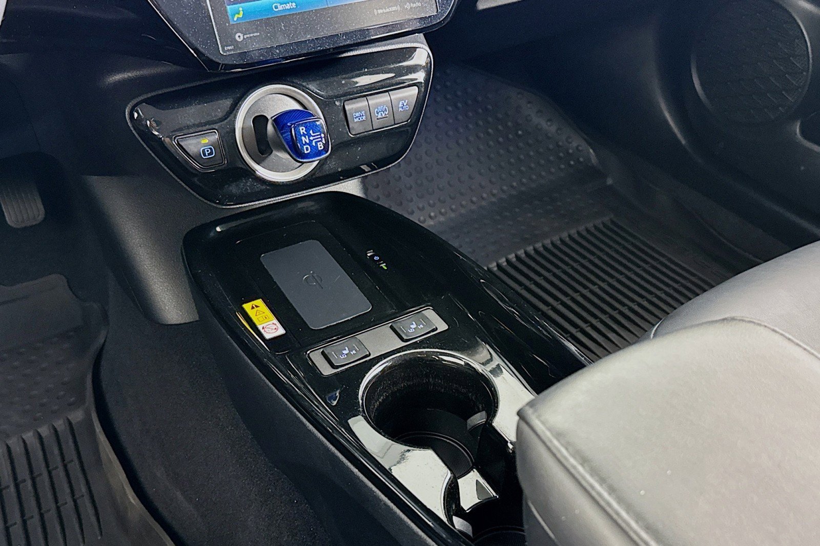 Used 2022 Toyota Prius Prime XLE image 6