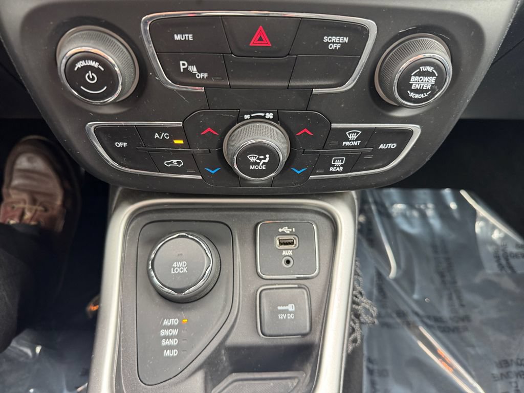 Used 2019 Jeep Compass Latitude w/ Cold Weather Group AWD/4WD image 23