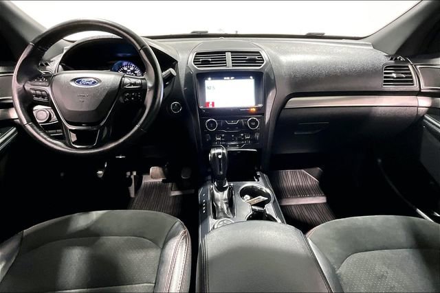 Used 2018 Ford Explorer XLT w/ XLT Appearance Package image 7