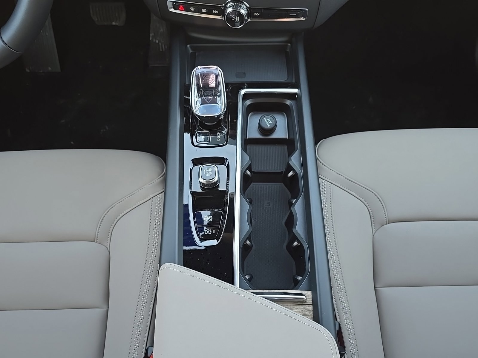 New 2026 Volvo XC60 B5 Core w/ Climate Package image 18