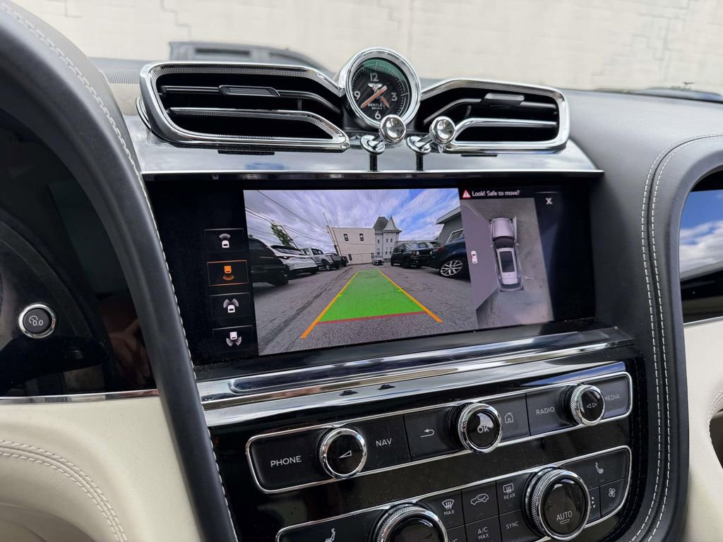 Used 2022 Bentley Bentayga AWD/4WD image 30