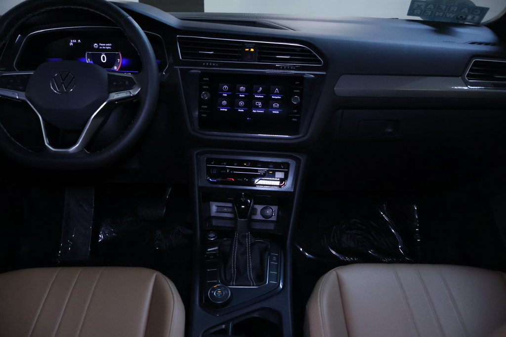 Used 2024 Volkswagen Tiguan SE w/ Panoramic Sunroof Package AWD/4WD image 18