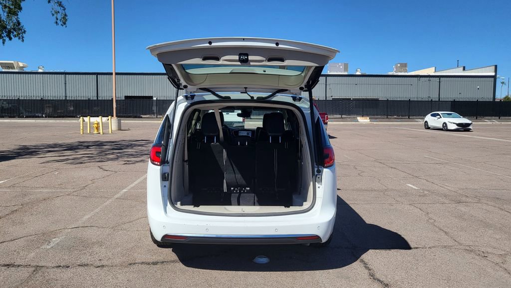 Used 2024 Chrysler Pacifica Select image 11