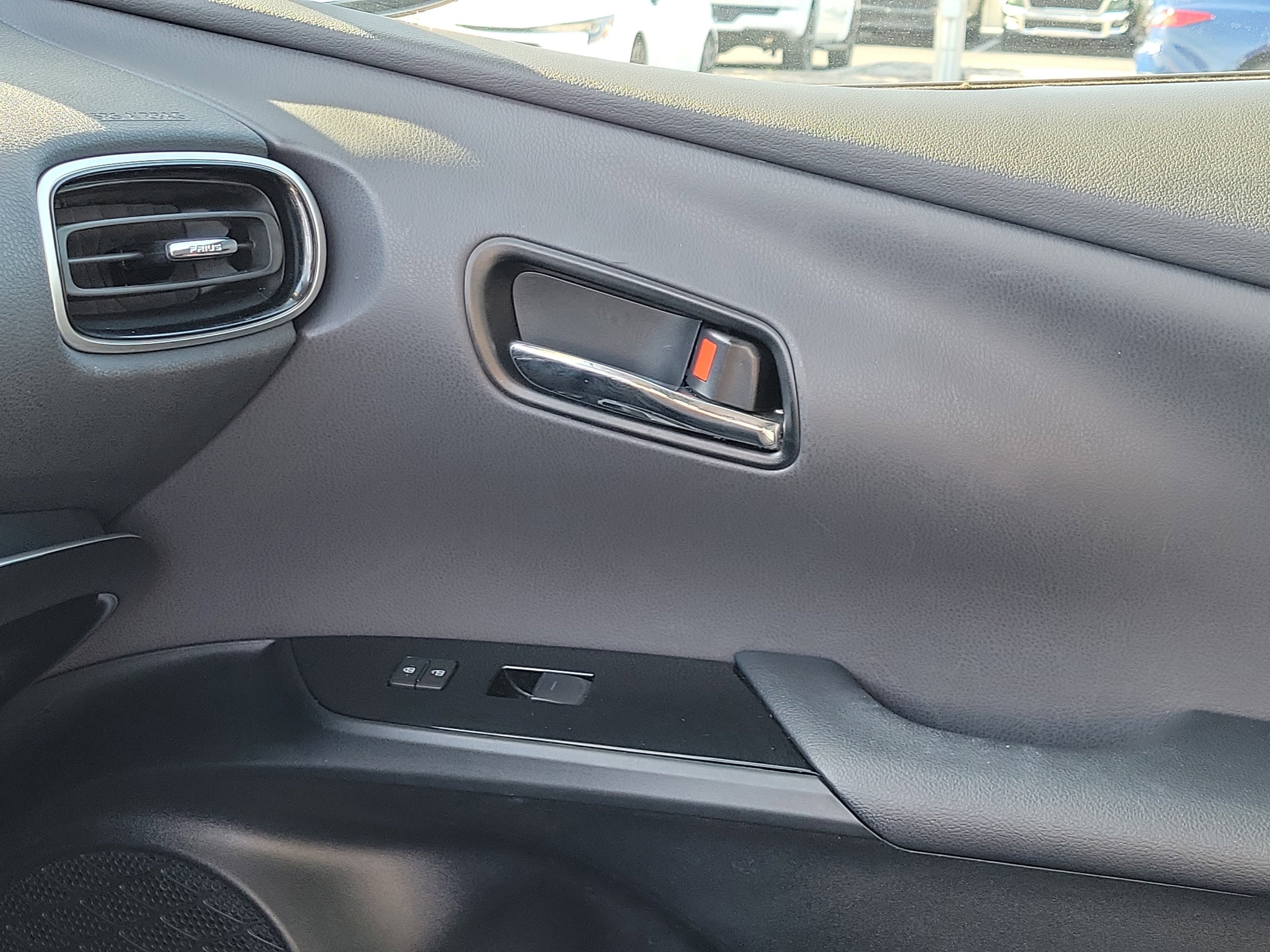 Used 2019 Toyota Prius XLE AWD/4WD image 29
