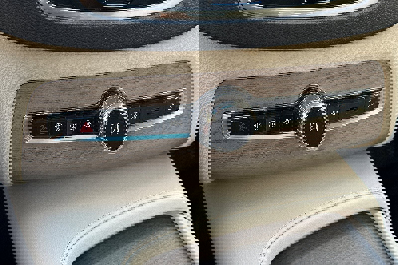 Certified 2024 Volvo XC90 B6 Plus image 25