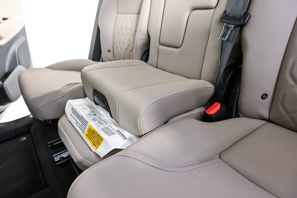 Certified 2025 Volvo XC90 B5 Plus AWD/4WD image 24