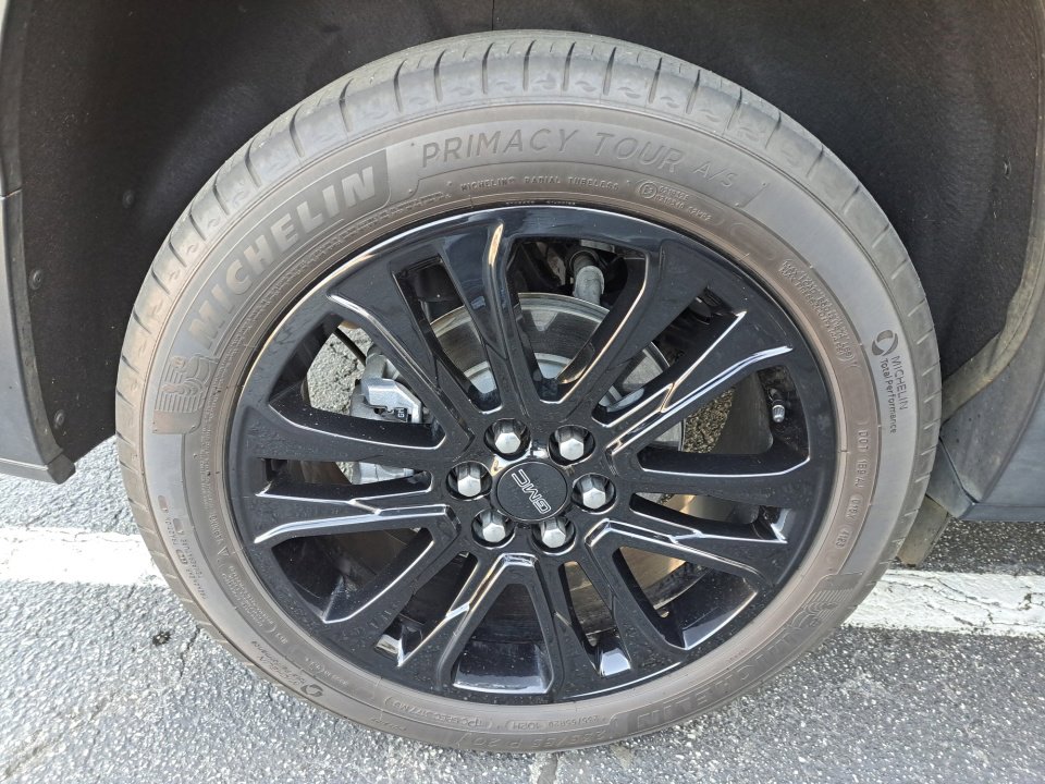 Certified 2023 GMC Acadia SLT w/ Elevation Edition FWD image 17