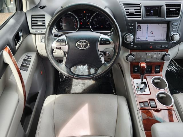 Used 2012 Toyota Highlander Limited w/ Tow Pkg AWD/4WD image 22