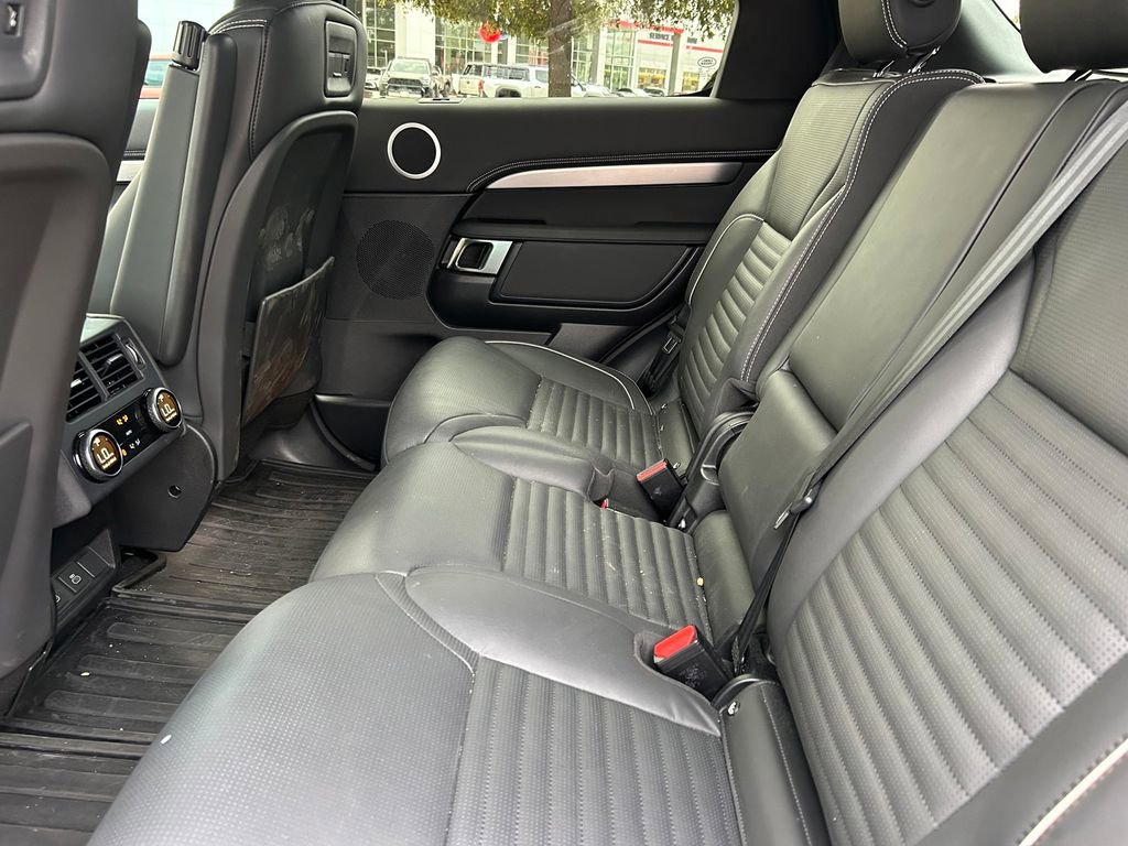 Used 2024 Land Rover Discovery Dynamic SE image 17
