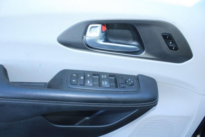 Used 2024 Chrysler Pacifica Touring-L image 9