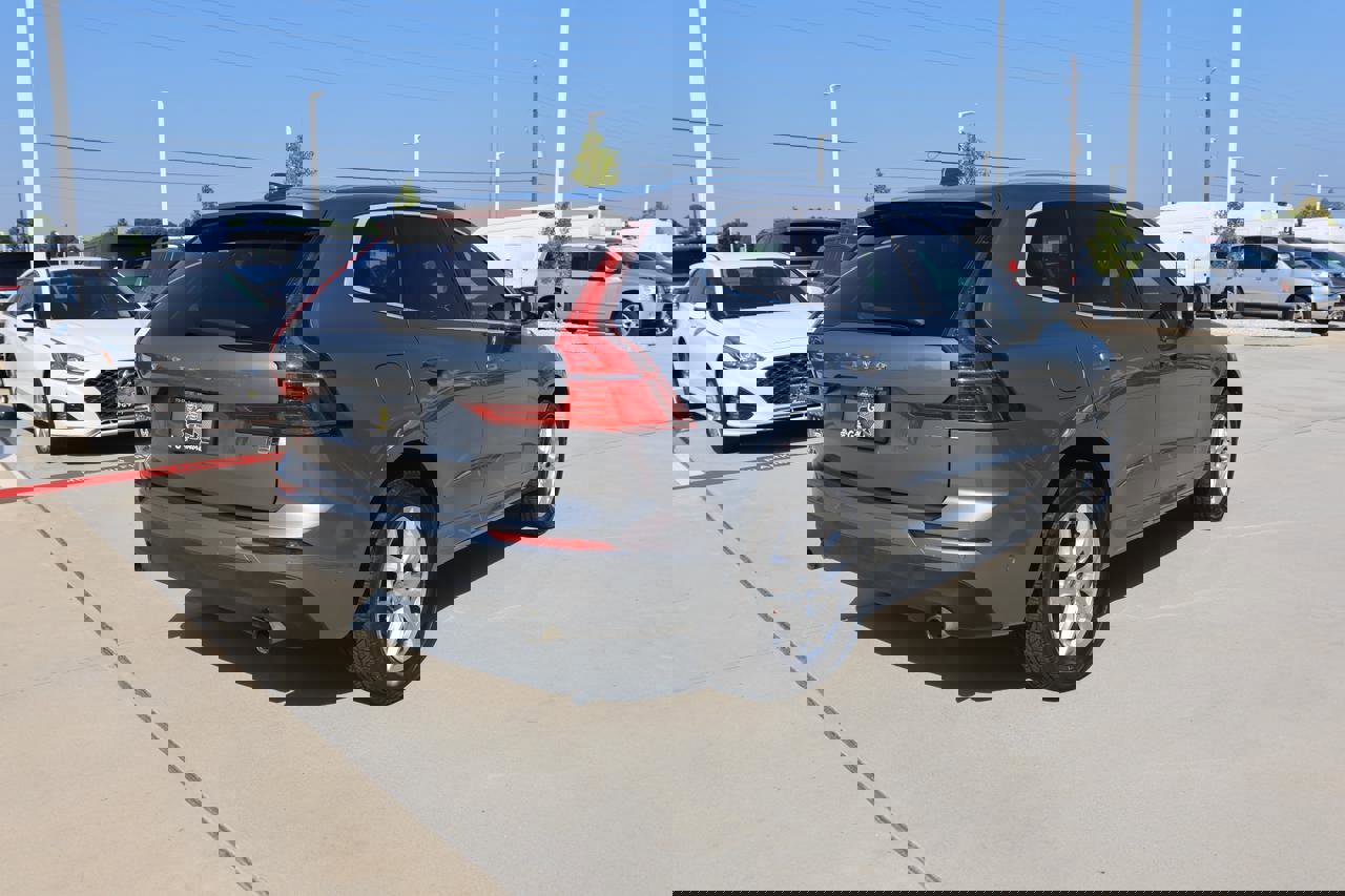 Used 2018 Volvo XC60 T5 Momentum w/ Convenience Package image 5