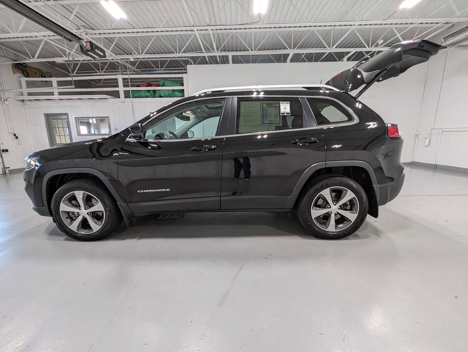 Used 2020 Jeep Cherokee Limited image 11