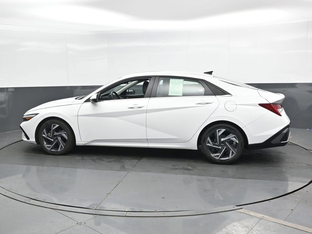Certified 2025 Hyundai Elantra Limited FWD image 9