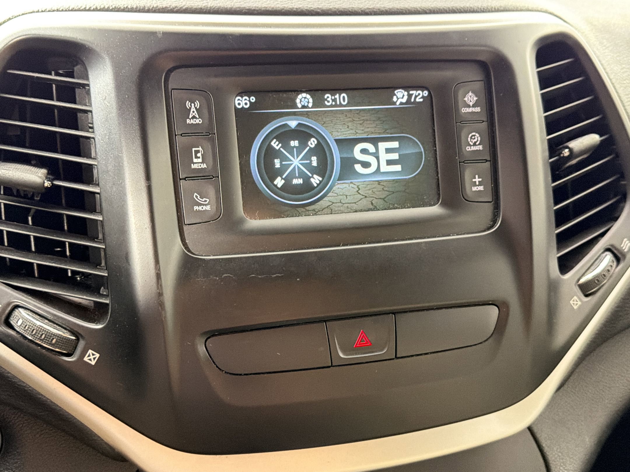 Used 2016 Jeep Cherokee Latitude w/ Comfort/Convenience Group AWD/4WD image 18