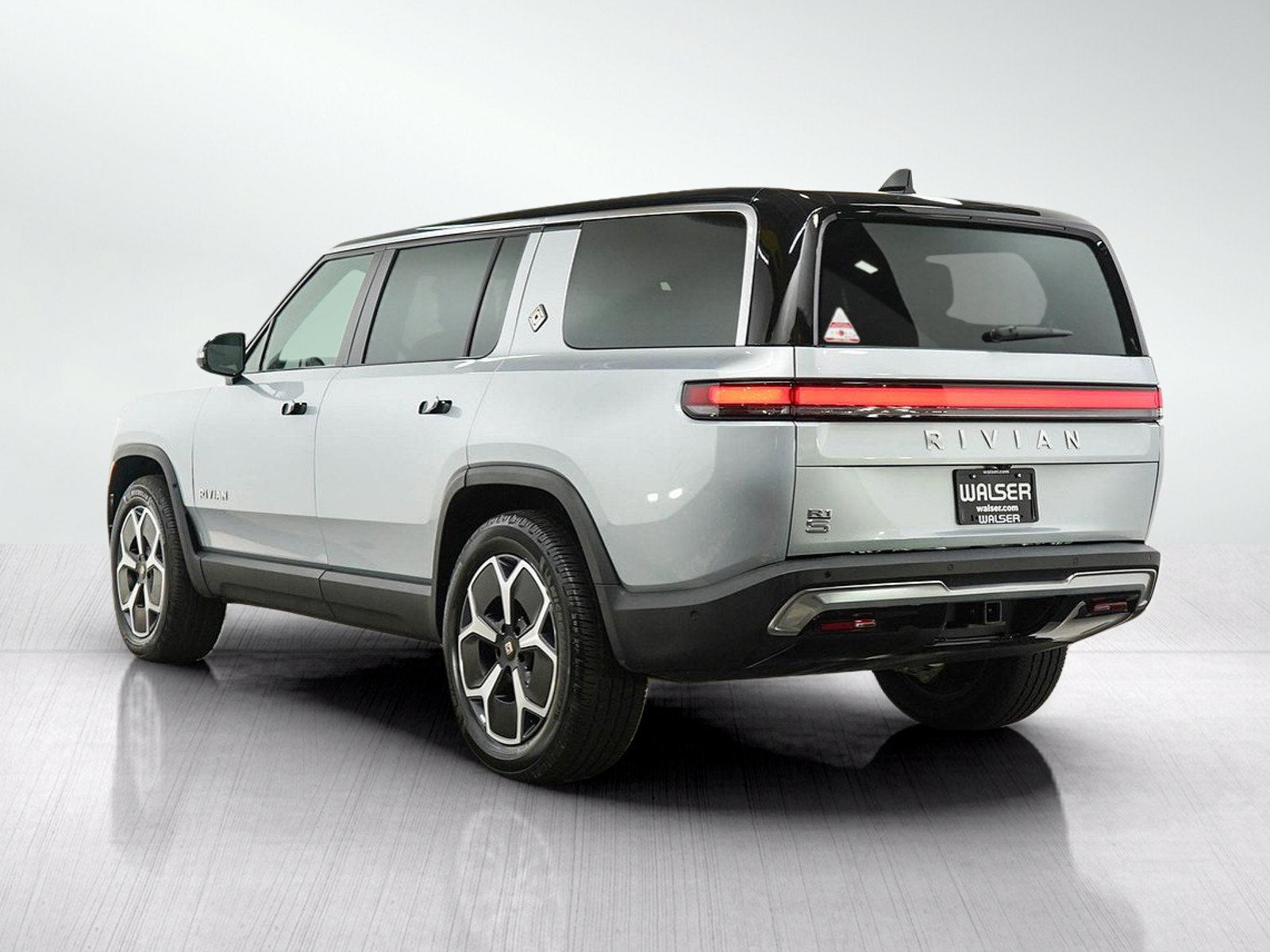 Used 2024 Rivian R1S Adventure Dual AWD/4WD image 3