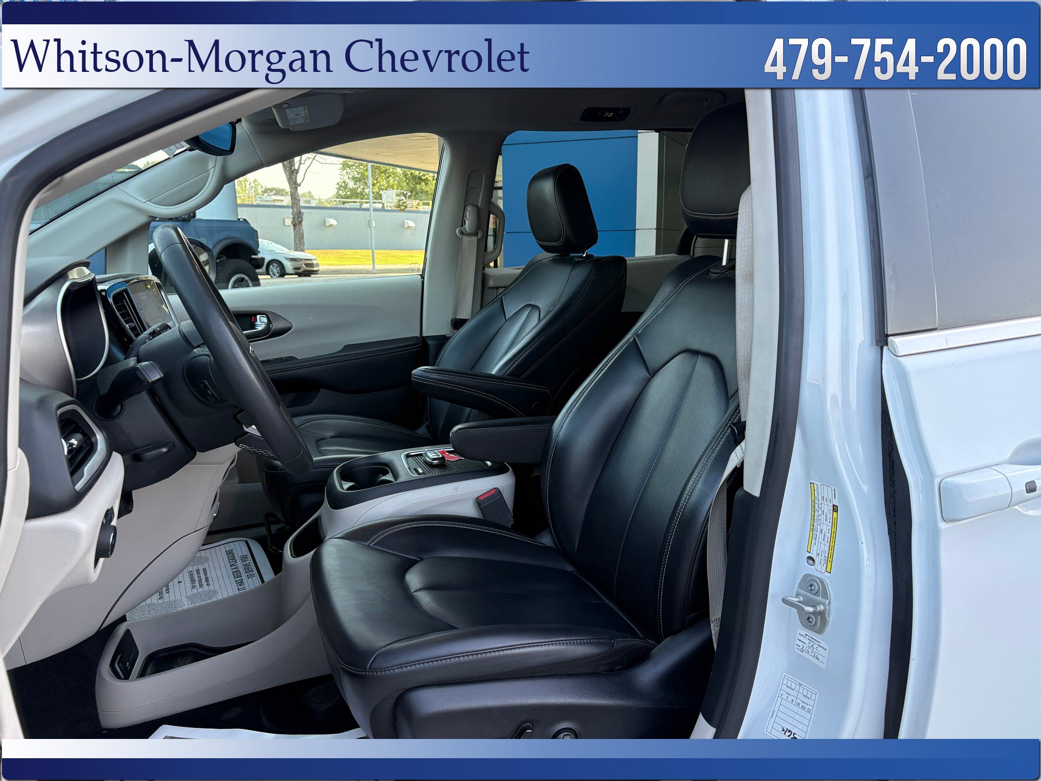 Used 2023 Chrysler Pacifica Touring-L FWD image 9