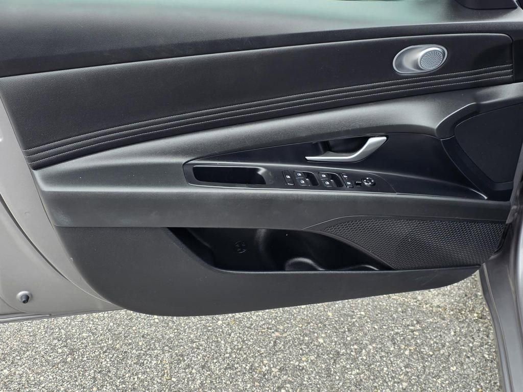 Used 2025 Hyundai Elantra SEL image 21