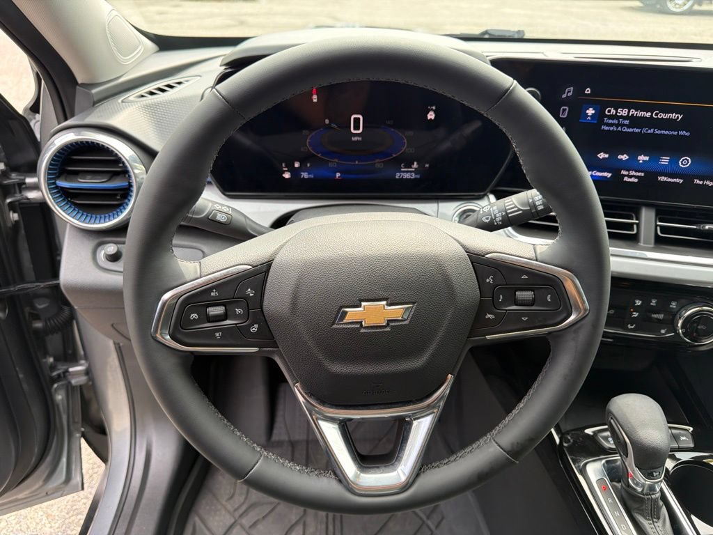 Used 2024 Chevrolet Trax LT w/ Sunroof Package FWD image 17