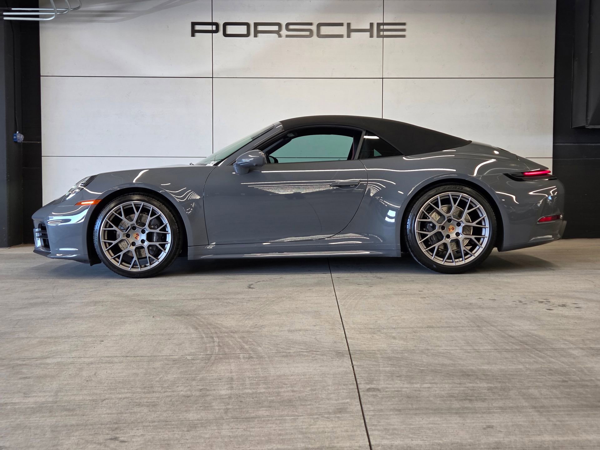 Used 2025 Porsche 911 Carrera RWD image 2