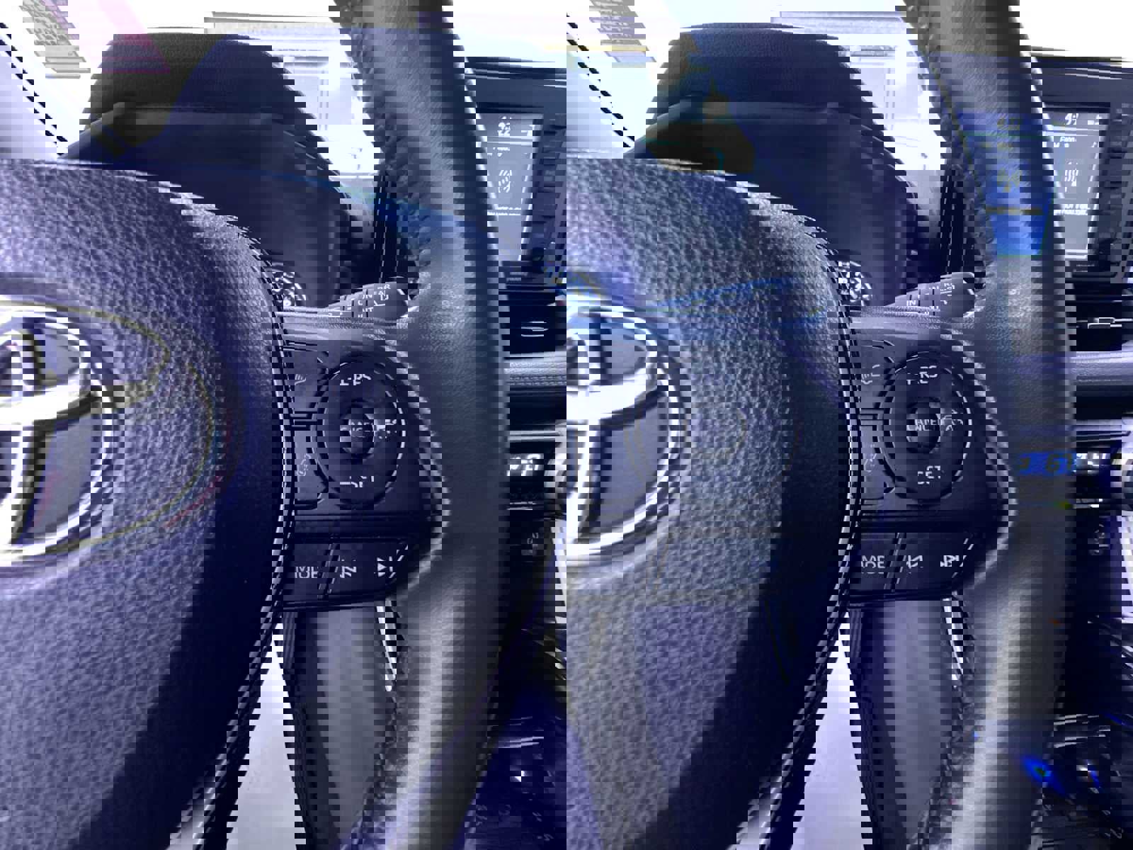 Used 2020 Toyota RAV4 XLE Premium image 13