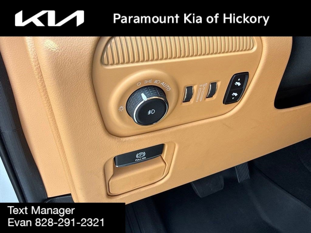 Used 2022 Jeep Grand Wagoneer Series III AWD/4WD image 24