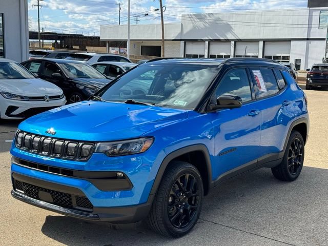 Used 2022 Jeep Compass Latitude w/ Convenience Group AWD/4WD image 2