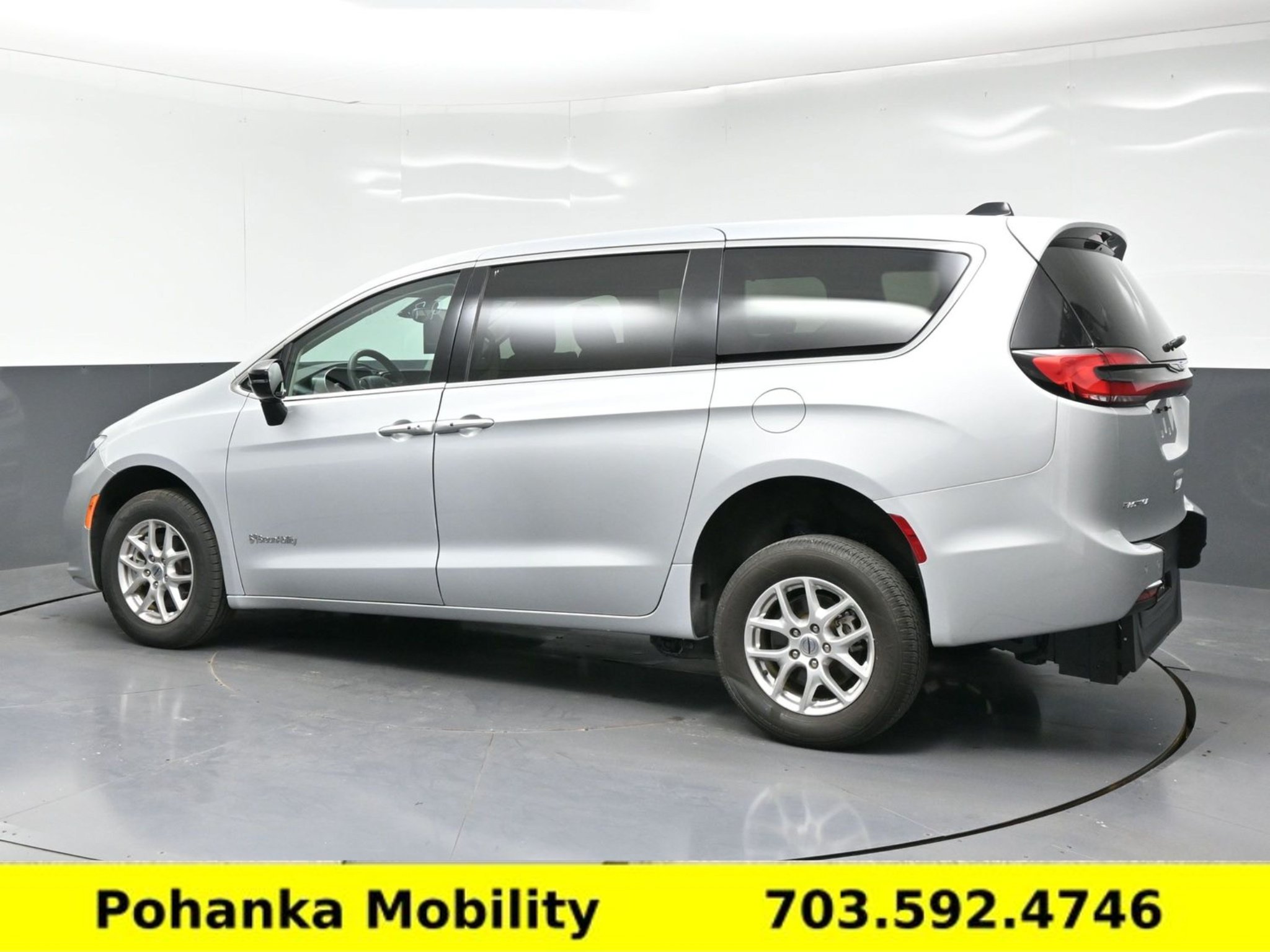 Used 2024 Chrysler Pacifica Touring-L FWD image 6