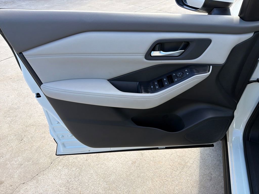 Used 2023 Nissan Rogue SV w/ SV Premium B Package image 18