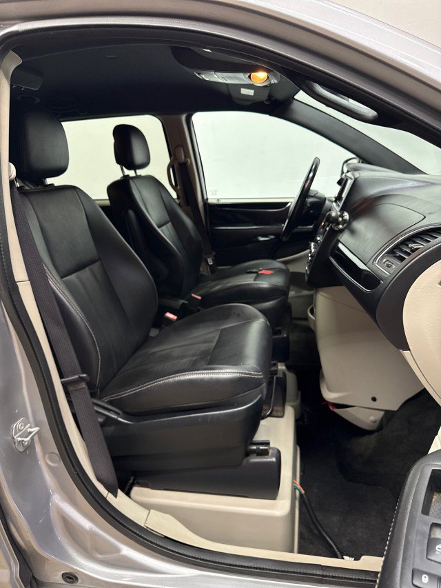 Used 2017 Dodge Grand Caravan SXT w/ Rear Park Assist Package FWD image 24