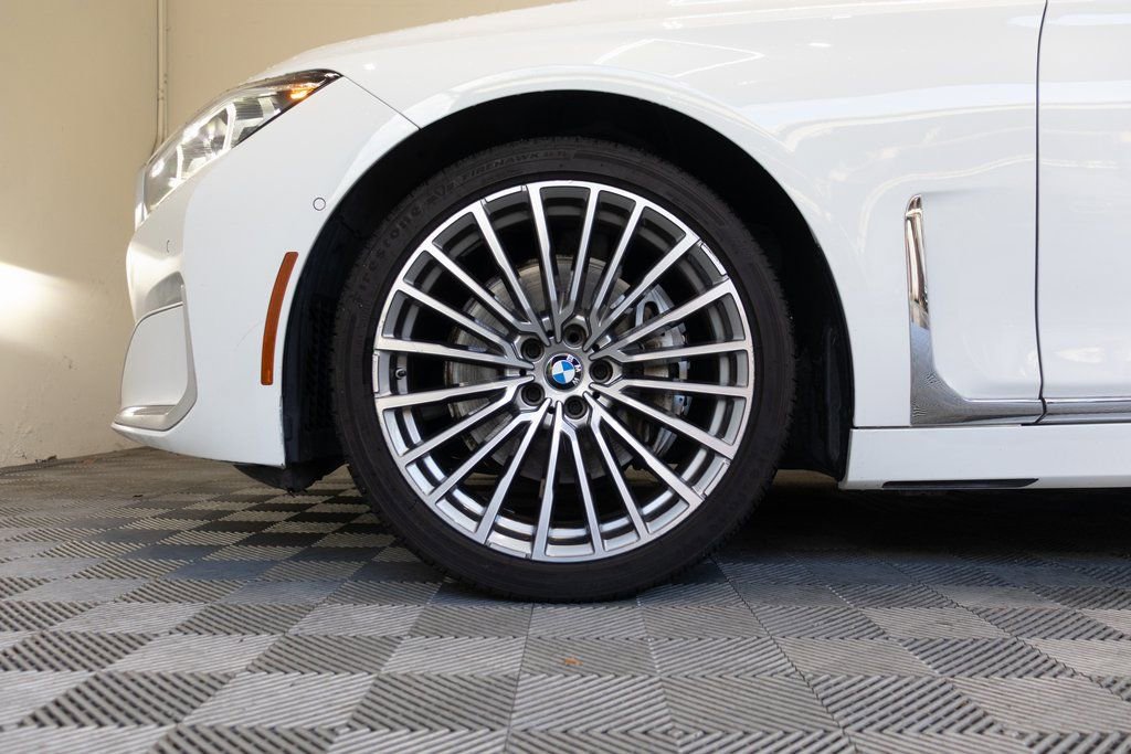 Used 2021 BMW 740i w/ Premium Package RWD image 9