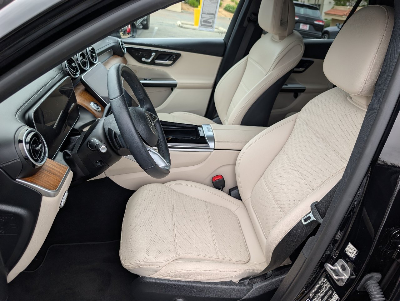 Used 2024 Mercedes-Benz GLC 300 image 2