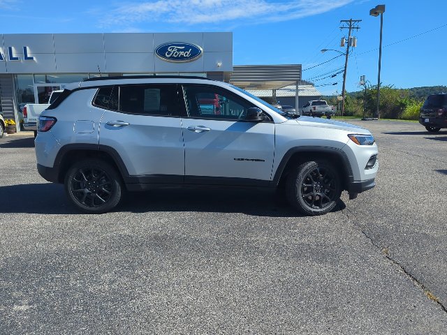 Used 2025 Jeep Compass Latitude w/ Convenience Group AWD/4WD image 31