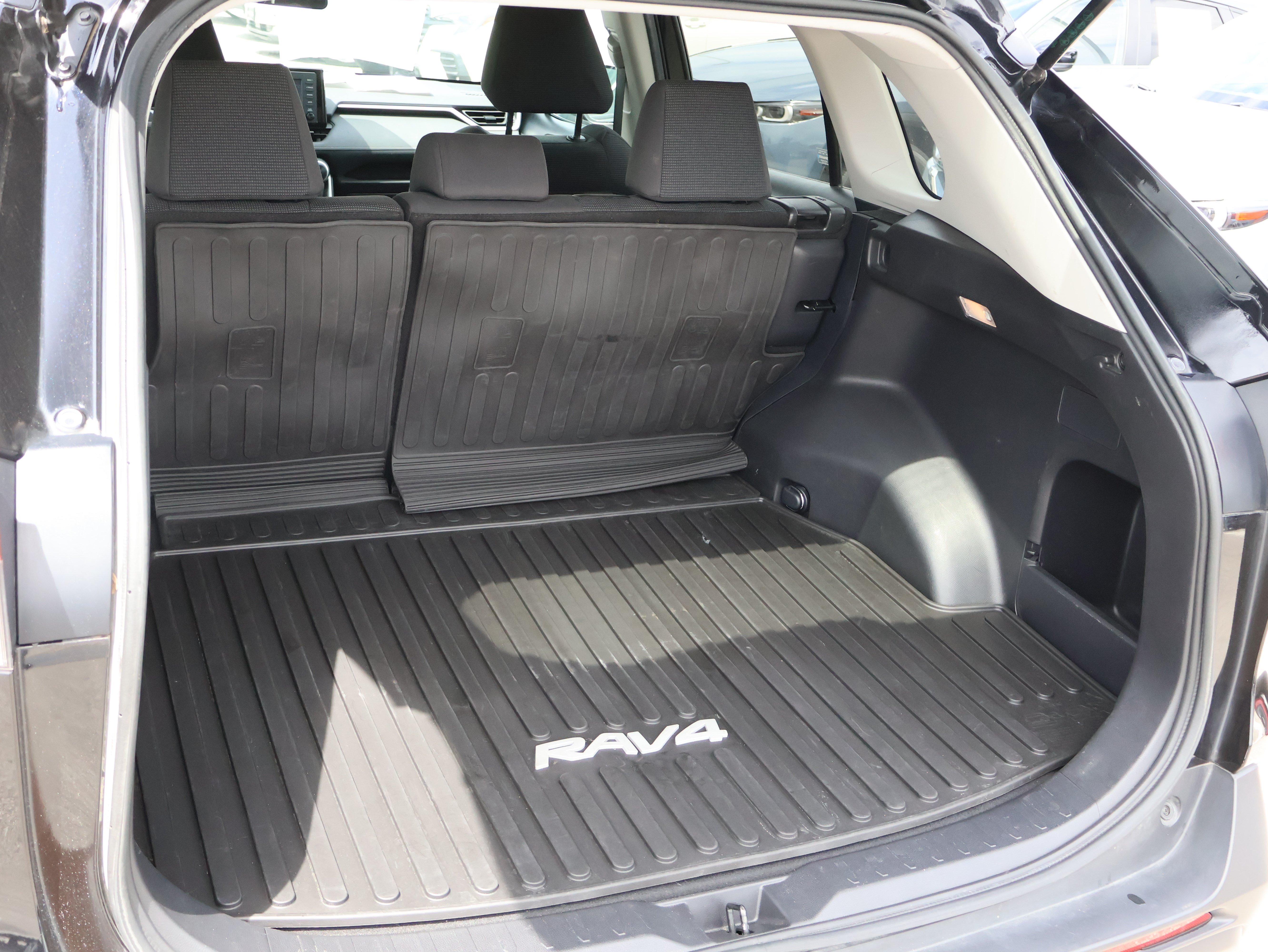 Used 2020 Toyota RAV4 LE AWD/4WD image 8