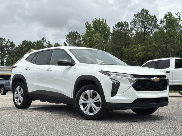 Used 2025 Chevrolet Trax LS FWD image 3