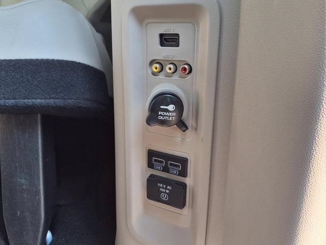 Used 2016 Chrysler Town & Country Touring w/ Driver Convenience Group FWD image 20