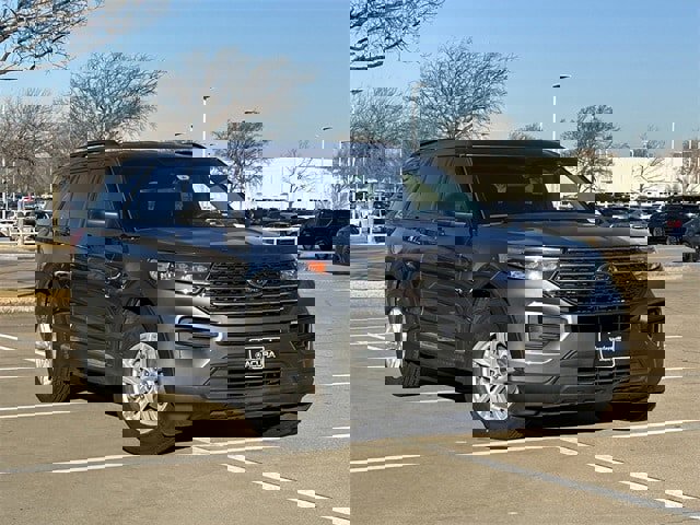 Used 2023 Ford Explorer XLT image 2