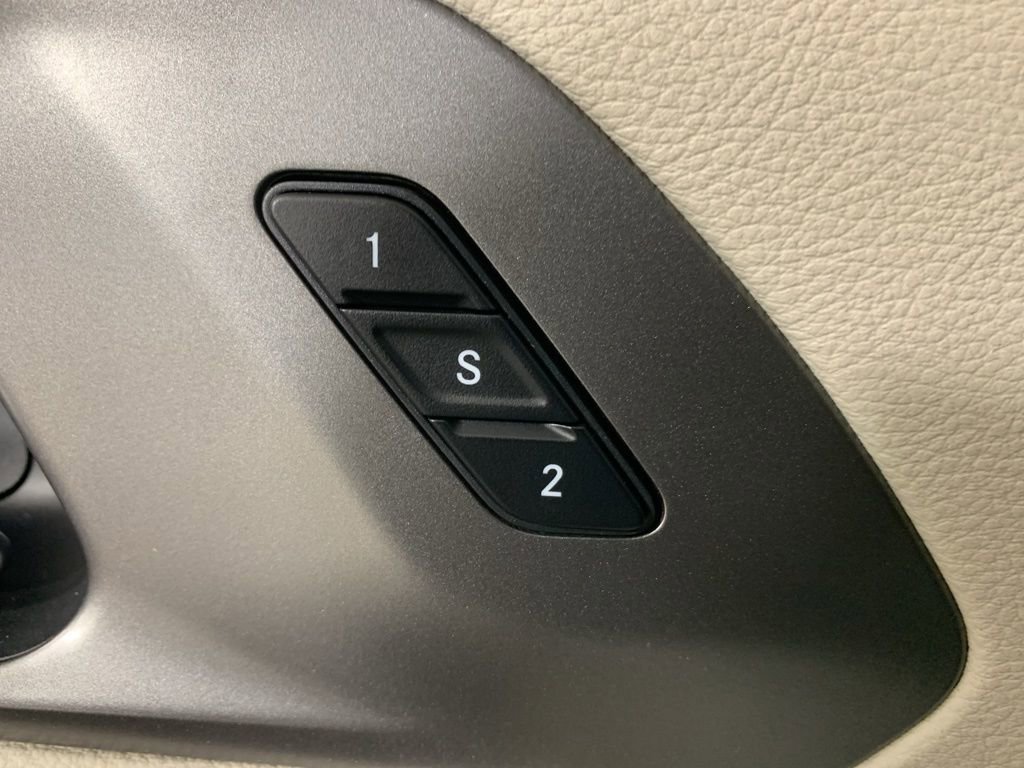 Used 2023 Chrysler Pacifica Touring-L FWD image 17