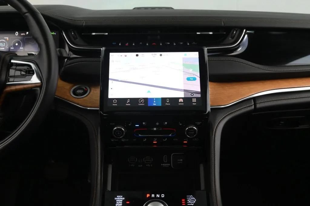 Used 2022 Jeep Grand Cherokee Summit AWD/4WD image 41