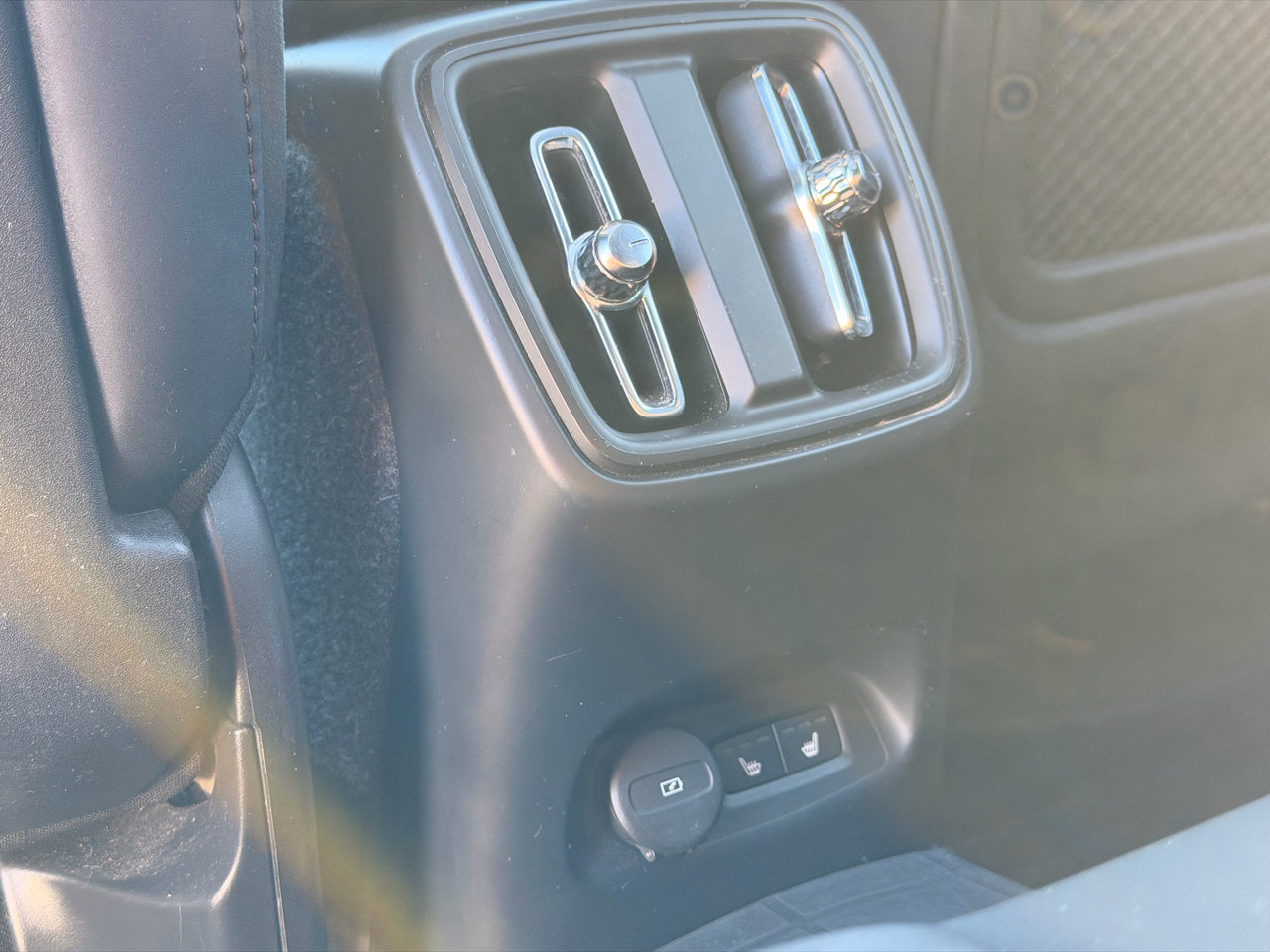 Used 2022 Volvo XC40 P8 Recharge Plus image 18