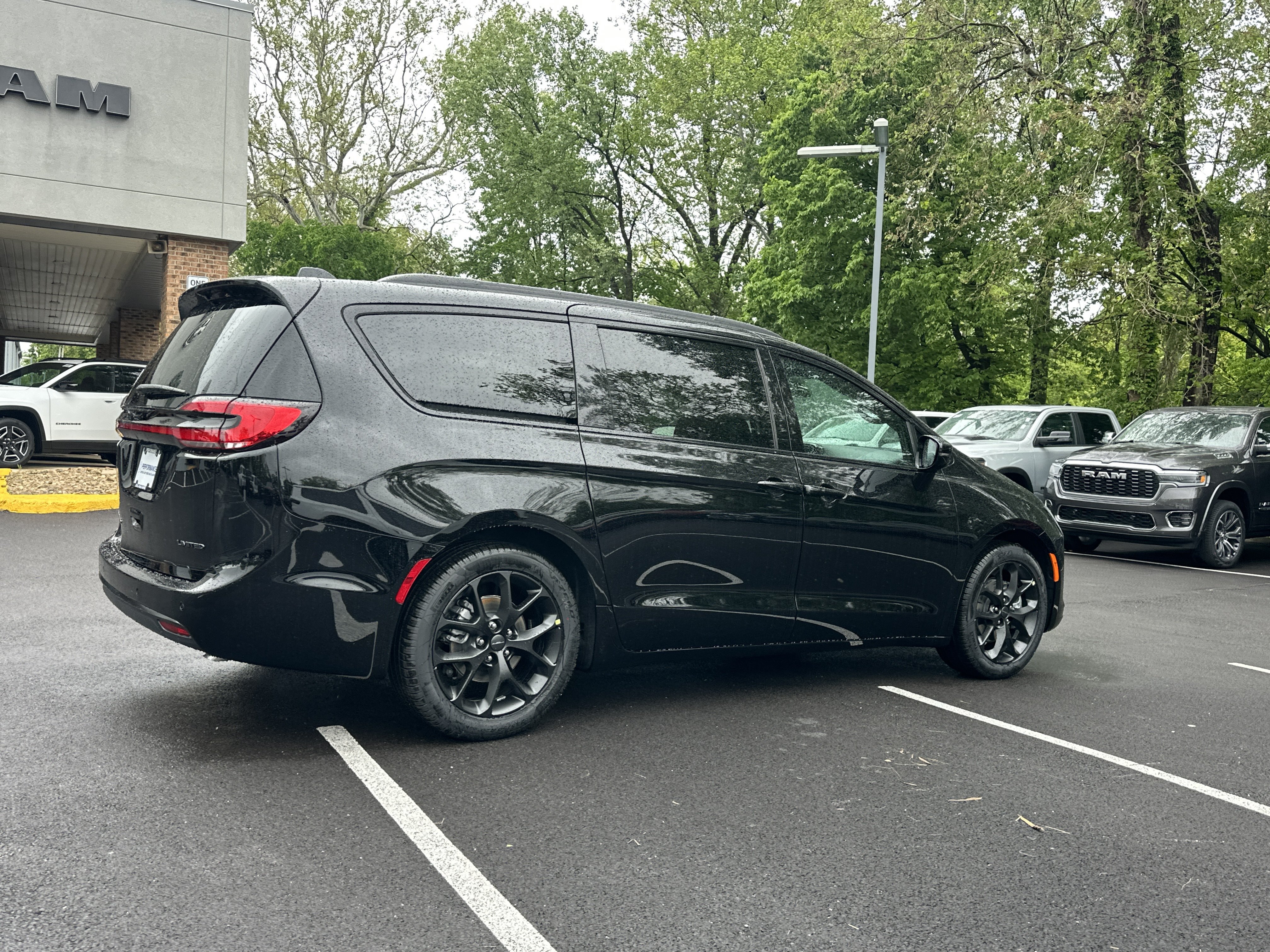 New 2027 Chrysler Pacifica Limited FWD image 17