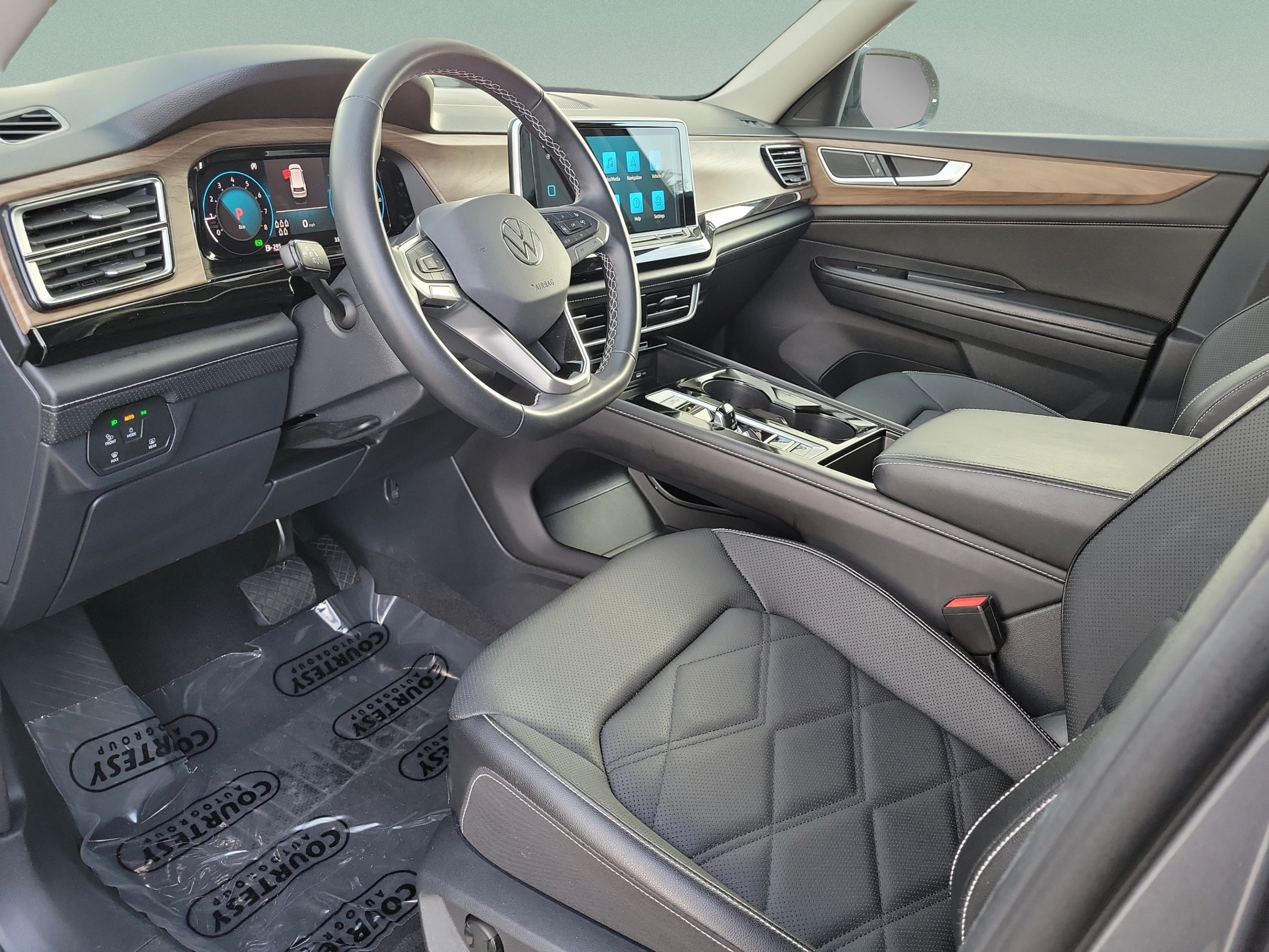 Used 2025 Volkswagen Atlas SE FWD image 15