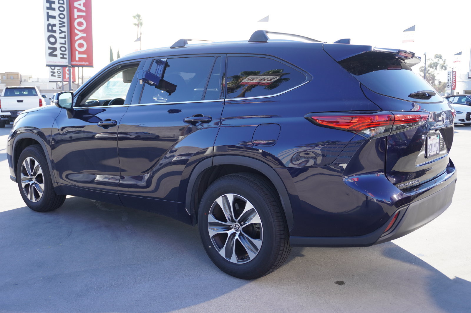 Used 2021 Toyota Highlander XLE FWD image 5