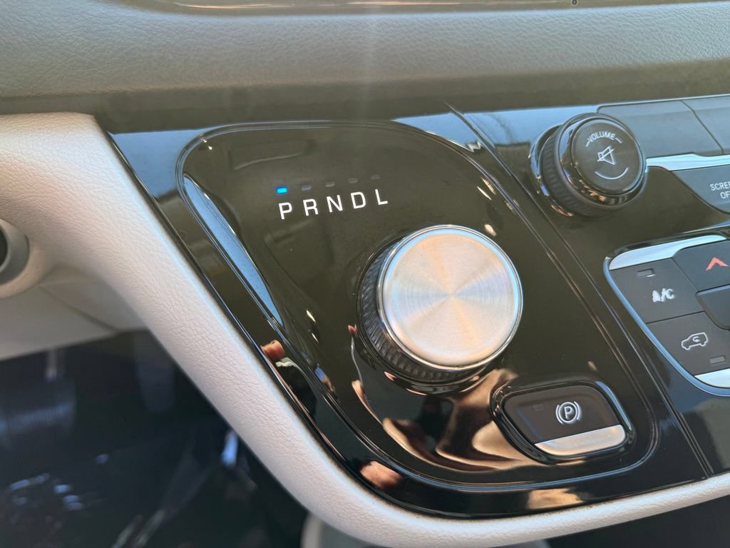 Used 2017 Chrysler Pacifica Touring FWD image 28